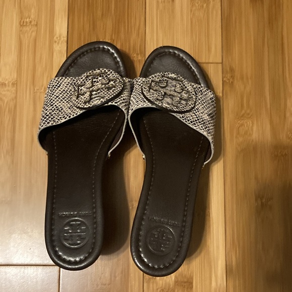 Tory Burch Grey Sandal Wedge PATTI-PITONE ROCHA Snake Logo Women’s Size 8.5 M - Picture 2 of 8